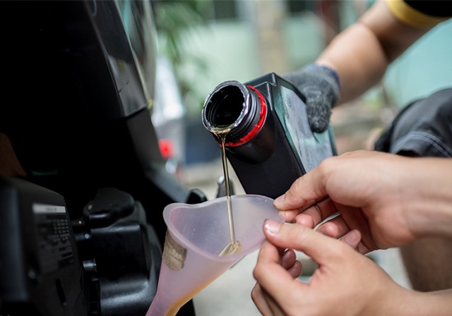 thay nhớt xe máy